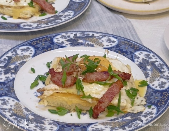 Тосты с сыром, яйцами и грудинкой