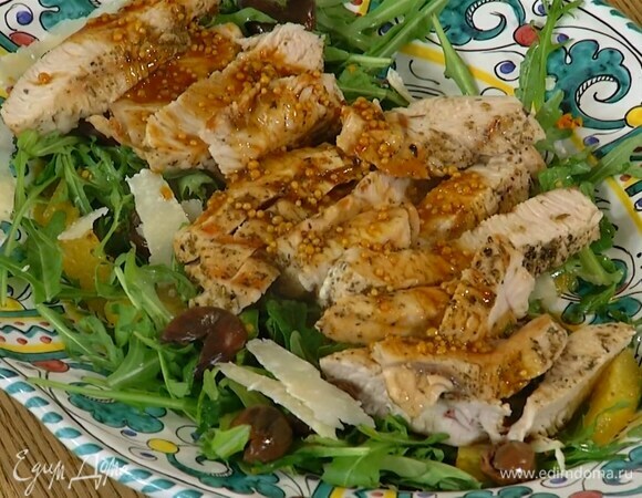 Салат из руколы с оливками и жареной индейкой 