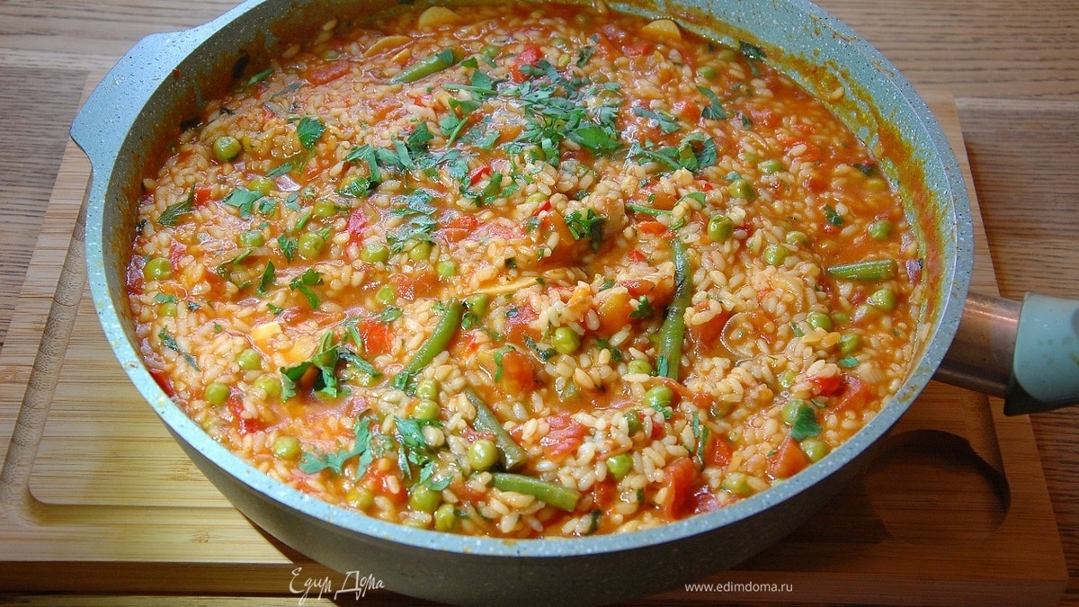 Паэлья с фасолью, зеленым горошком и сладким перцем