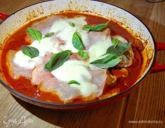 Индейка в томатном соусе с грибами, артишоками и моцареллой