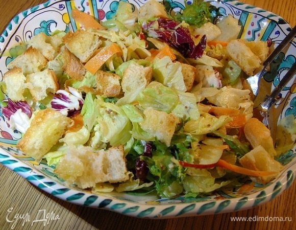 Свежий салат с гренками и соусом из голубого сыра Свежий салат с гренками и соусом из голубого сыра