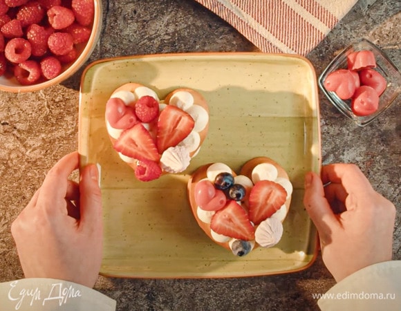 Медовые пирожные со сливочным кремом Медовые пирожные со сливочным кремом