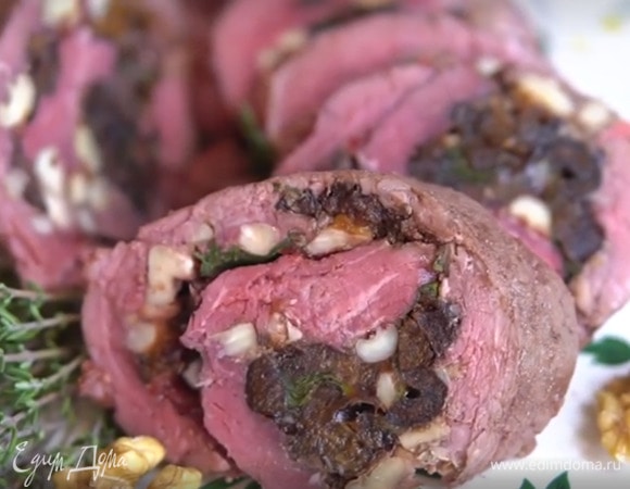 Мясной рулет с черносливом, шпинатом и грецкими орехами Мясной рулет с черносливом, шпинатом и грецкими орехами