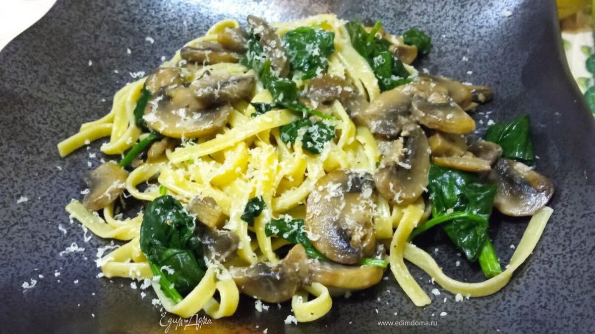 Тальятелле с шампиньонами и шпинатом