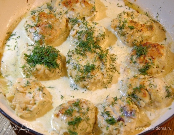 Биточки из куриного фарша и цукини в сливочном соусе