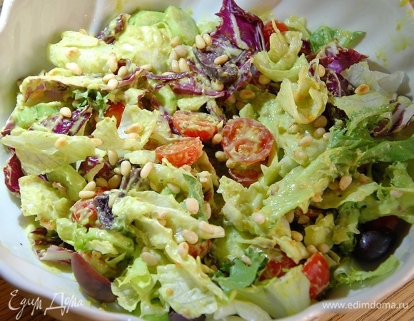 Салат из свежих овощей с оливками, орехами и майонезом из авокадо