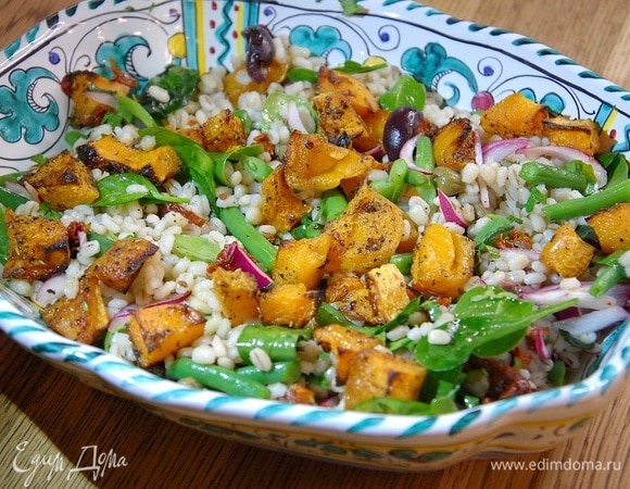 Салат из перловки с запеченной тыквой, стручковой фасолью и оливками Салат из перловки с запеченной тыквой, стручковой фасолью и оливками
