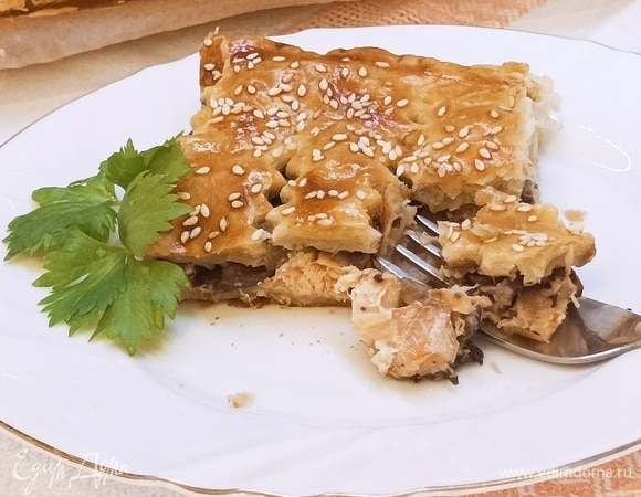 Пирог с лососем и грибами