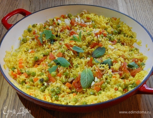 Рис с зеленым горошком, морковью, курагой и орехами Рис с зеленым горошком, морковью, курагой и орехами