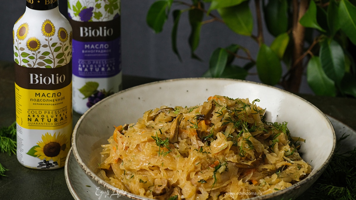 Капуста, тушенная с белыми грибами