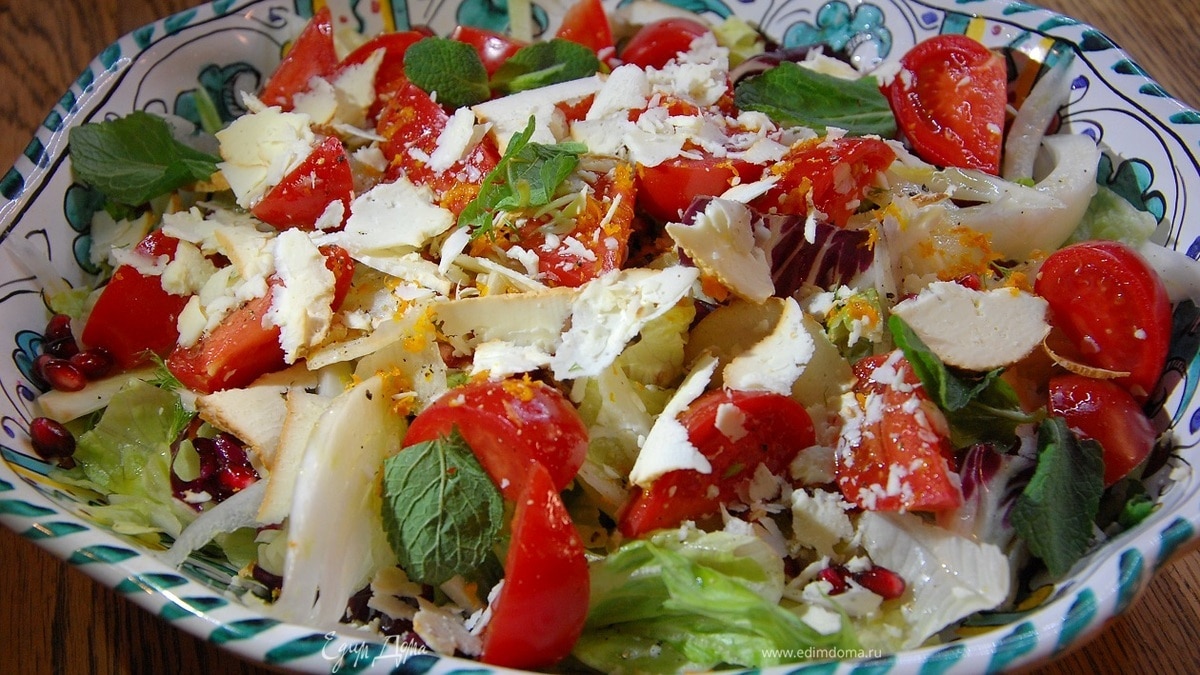 Салат с помидорами, апельсином, фенхелем и гранатом