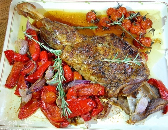 Нога ягненка, запеченная с помидорами, сладким перцем и розмарином Нога ягненка, запеченная с помидорами, сладким перцем и розмарином