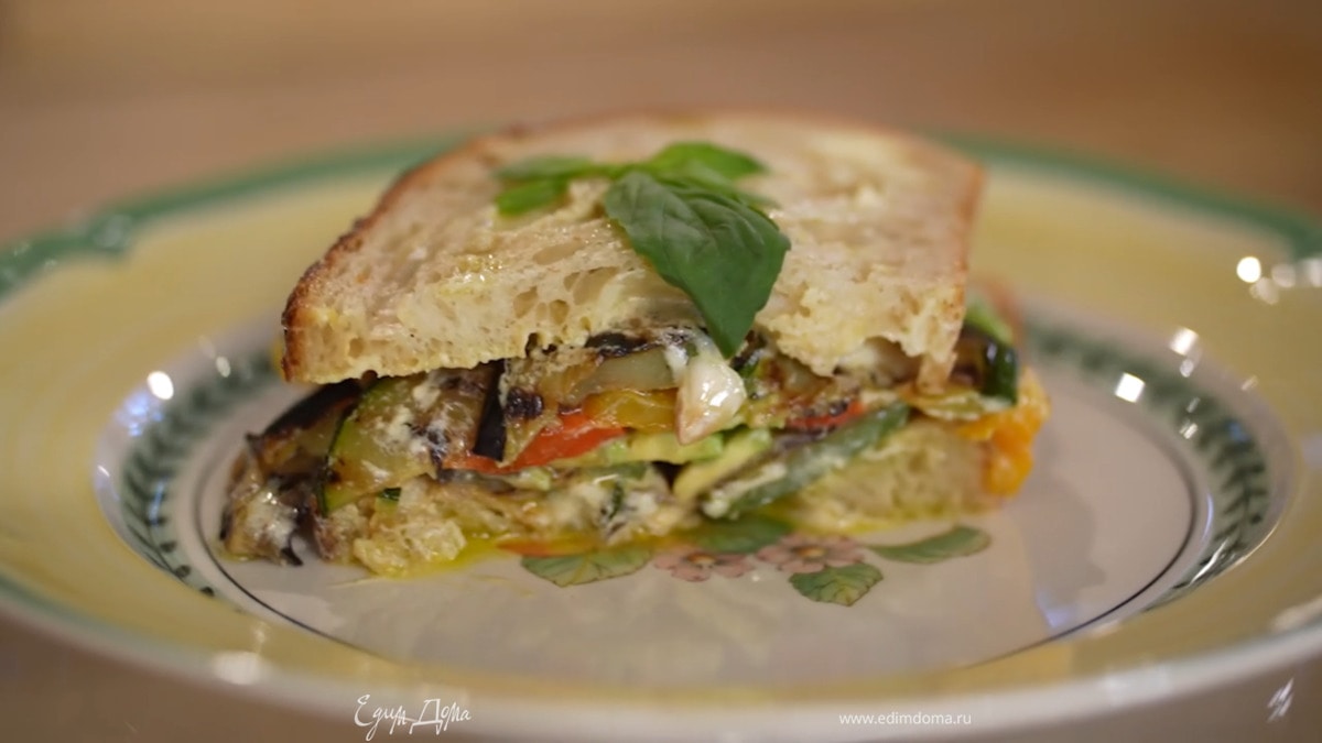 Сэндвич с цукини, баклажаном, сладким перцем и майонезом из тофу