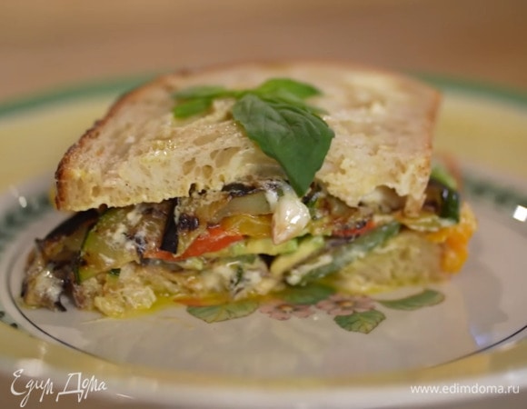 Сэндвич с цукини, баклажаном, сладким перцем и майонезом из тофу Сэндвич с цукини, баклажаном, сладким перцем и майонезом из тофу