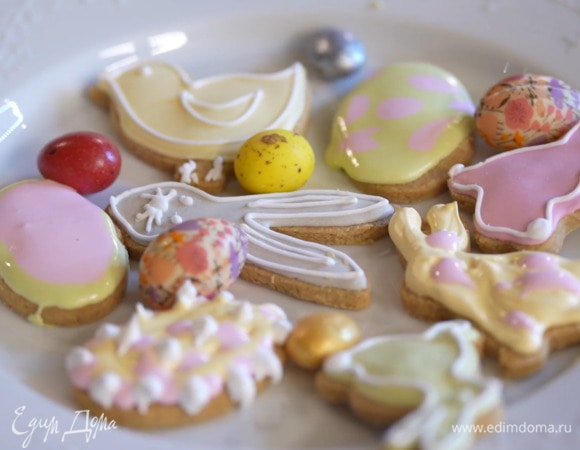 Пасхальное печенье в разноцветной глазури 