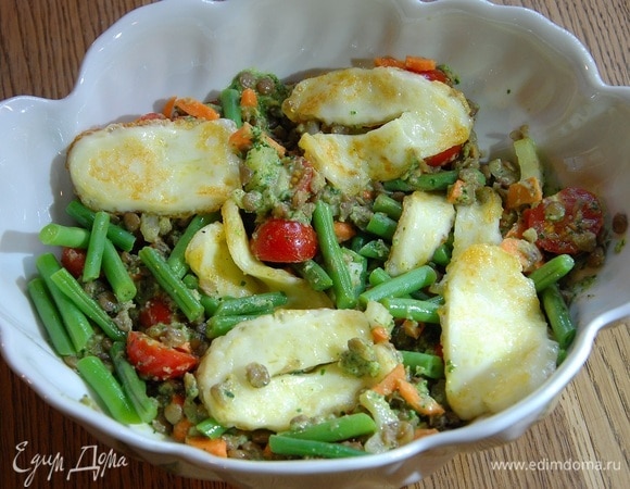 Салат из чечевицы с фасолью, помидорами черри и сыром халуми