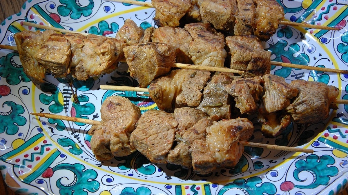 Шашлык, замаринованный с помидорами, шалотом и розмарином