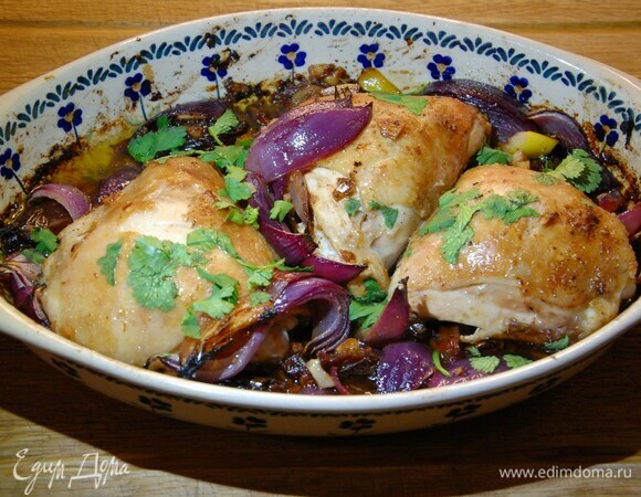 Куриные бедрышки, запеченные с миндалем и финиками