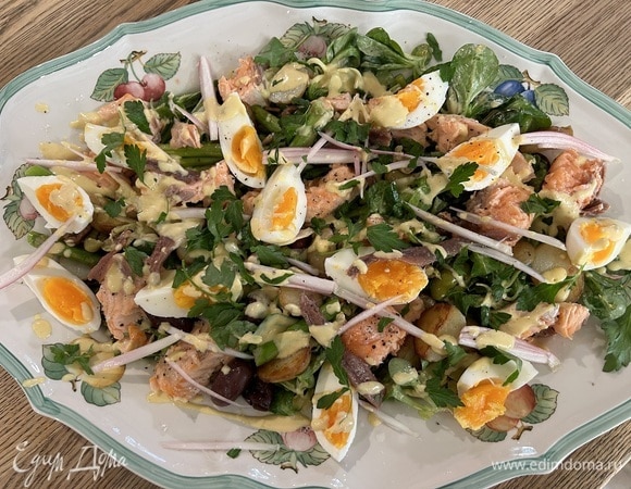 Салат «Нисуаз» с семгой, анчоусами и спаржей 