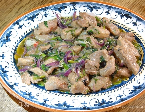 Индейка, жаренная в воке с лимонником, зеленым луком и перцем чили Индейка, жаренная в воке с лимонником, зеленым луком и перцем чили