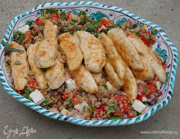 Курица гриль с салатом из киноа, феты и сладкого перца 