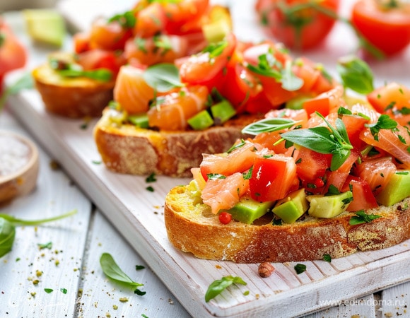 Брускетты с красной рыбой, авокадо и помидорами