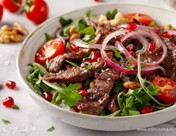 Теплый салат с говядиной, гранатом и грецким орехом Теплый салат с говядиной, гранатом и грецким орехом