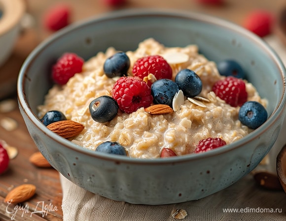 ПП-овсянка на миндальном молоке с ягодами ПП-овсянка на миндальном молоке с ягодами