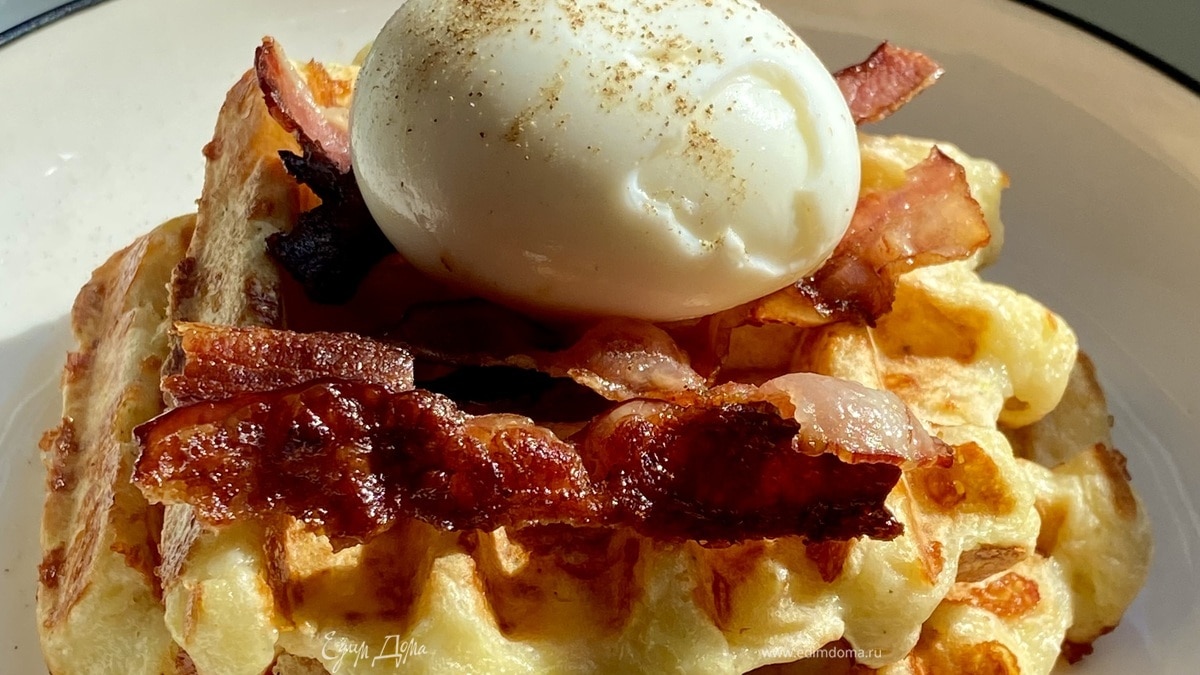 Вафли из цукини с беконом и яйцом пашот