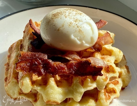 Вафли из цукини с беконом и яйцом пашот Вафли из цукини с беконом и яйцом пашот