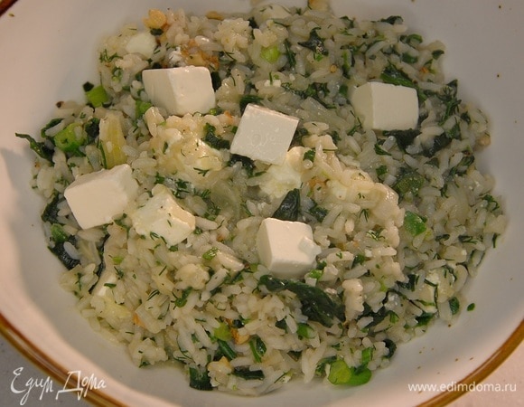 Лимонный рис со шпинатом, грецкими орехами и фетой Лимонный рис со шпинатом, грецкими орехами и фетой