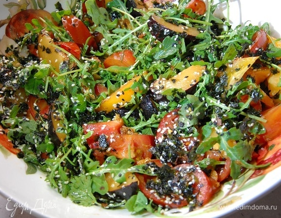 Салат из слив с помидорами и руколой Салат из слив с помидорами и руколой
