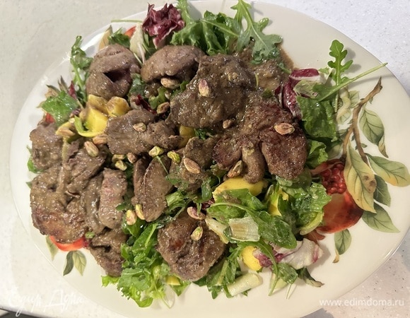 Теплый салат с куриной печенью, манго и фисташками Теплый салат с куриной печенью, манго и фисташками