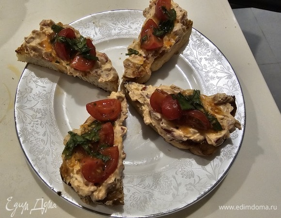 Тапас с сырныс кремом и томатной сальсой Тапас с сырныс кремом и томатной сальсой