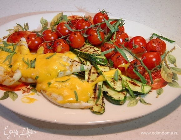 Кальмары с овощами на гриле под соусом голландез Кальмары с овощами на гриле под соусом голландез