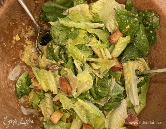 Салат «Цезарь» с анчоусами Салат «Цезарь» с анчоусами