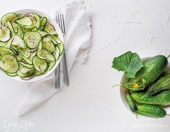 Освежающий салат из огурцов и лука с лимонно-укропной заправкой Освежающий салат из огурцов и лука с лимонно-укропной заправкой