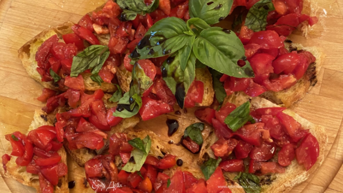 Хлеб с помидорами, чесноком и базиликом