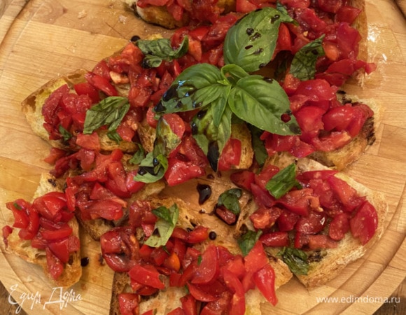 Хлеб с помидорами, чесноком и базиликом Хлеб с помидорами, чесноком и базиликом