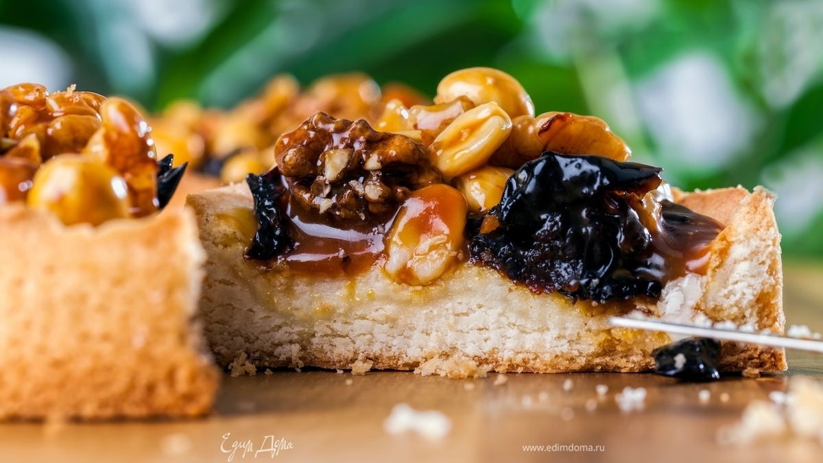 Открытый пирог с сухофруктами и орехами