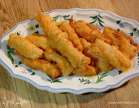 Рыбные пальчики в кляре с пикантным соусом Рыбные пальчики в кляре с пикантным соусом