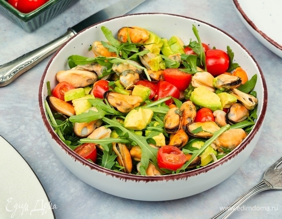 Салат с руколой, авокадо и мидиями