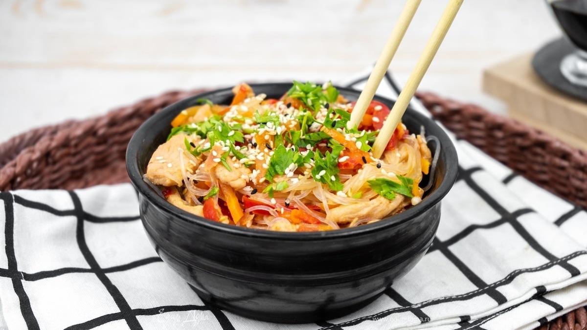 Фунчоза с курицей и овощами