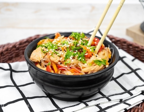 Фунчоза с курицей и овощами Фунчоза с курицей и овощами