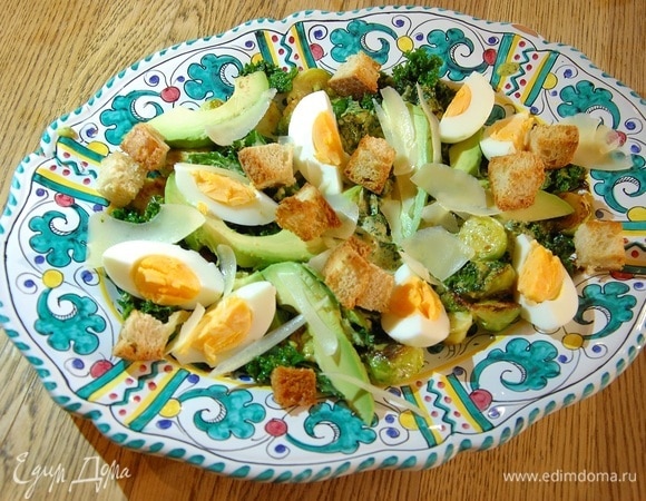 Салат из брюссельской капусты с кейлом, яйцами и авокадо Салат из брюссельской капусты с кейлом, яйцами и авокадо