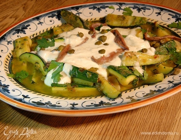 Салат из цукини с бурратой, анчоусами и каперсами Салат из цукини с бурратой, анчоусами и каперсами