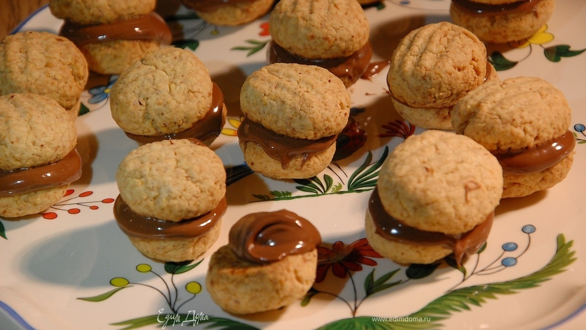 Песочное печенье с миндалем и шоколадной начинкой