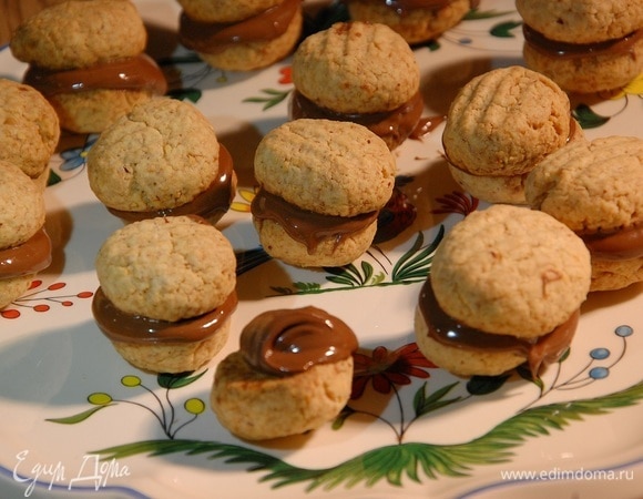 Песочное печенье с миндалем и шоколадной начинкой Песочное печенье с миндалем и шоколадной начинкой