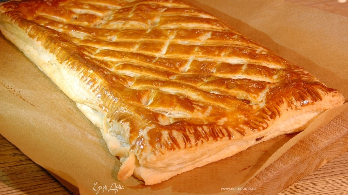 Простой пирог с пореем, зеленым луком и сыром