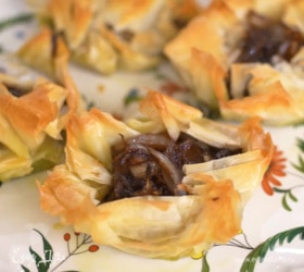 Тарталетки из теста фило с овощами и соусом песто